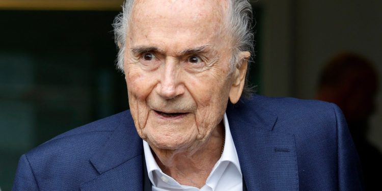 Blatter tvrdě kritizuje plán FIFA prodat podíl v MS