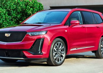 Cadillac mění strategii a vrací se ke spalovacím motorům