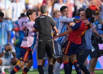 FIFA zahájila řízení s Argentinou kvůli potyčkám a transparentu