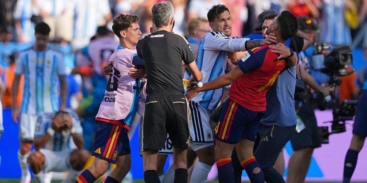FIFA zahájila řízení s Argentinou kvůli potyčkám a transparentu