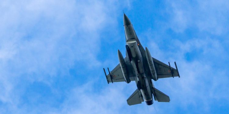 Ruská raketa dopadla v Polsku. NATO prověřuje narušení prostoru