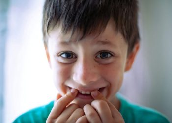 Výzkum vyvrátil dosavadní teorii o příčině vady dětských zubů