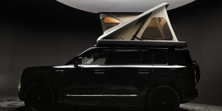 Čínské luxusní SUV Stelato G9 se tlačítkem promění v kempingový stan
