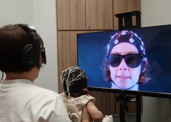 Oční kontakt synchronizuje mozkové vlny miminek a spouští učení