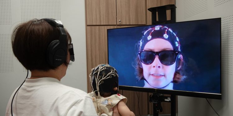 Oční kontakt synchronizuje mozkové vlny miminek a spouští učení