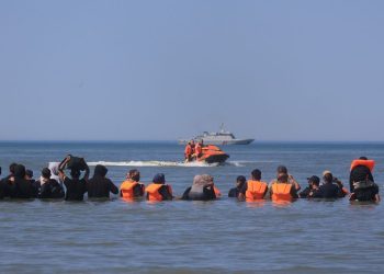 Požár lodi v Lamanšském průlivu: Úřady zachránily 157 migrantů