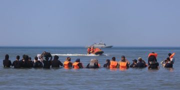 Požár lodi v Lamanšském průlivu: Úřady zachránily 157 migrantů