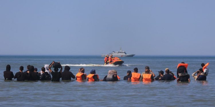 Požár lodi v Lamanšském průlivu: Úřady zachránily 157 migrantů