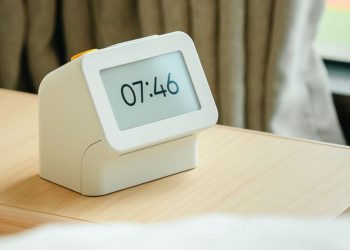 Dánský e-paper budík Habity chce vytlačit telefony z ložnic