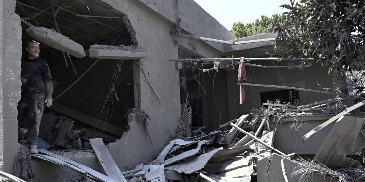 Izraelské údery v Libanonu zabily 11 lidí, příměří se hroutí