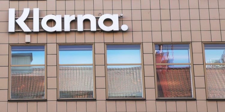 Klarna mění vedení i nabídku, akcie po slabším výhledu klesly