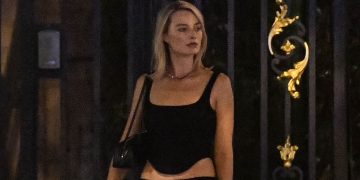 Margot Robbie okouzlila v Paříži elegantním černým outfitem