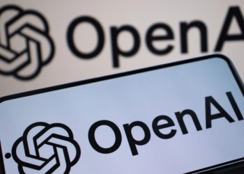 OpenAI chystá domácí zařízení s ChatGPT. Navrhl ho Jony Ive