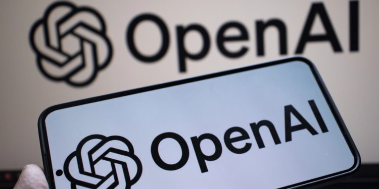 OpenAI chystá domácí zařízení s ChatGPT. Navrhl ho Jony Ive