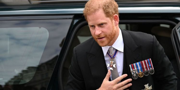 Princ Harry a Elton John musejí zaplatit miliony za neúspěšnou žalobu