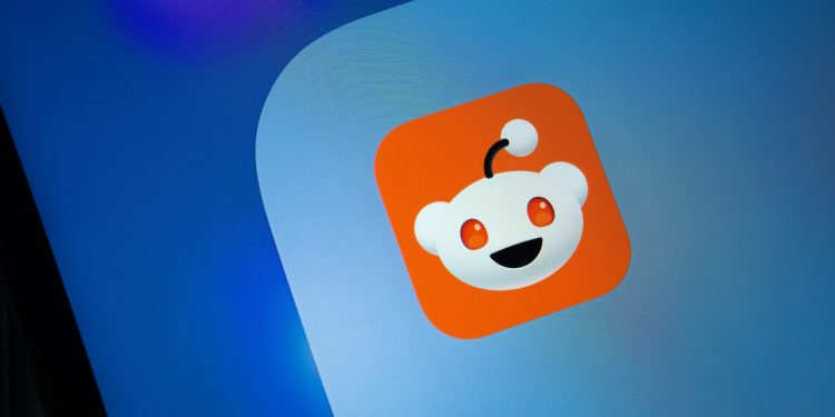 Reddit testuje převod příspěvků na videa a podcasty pomocí AI