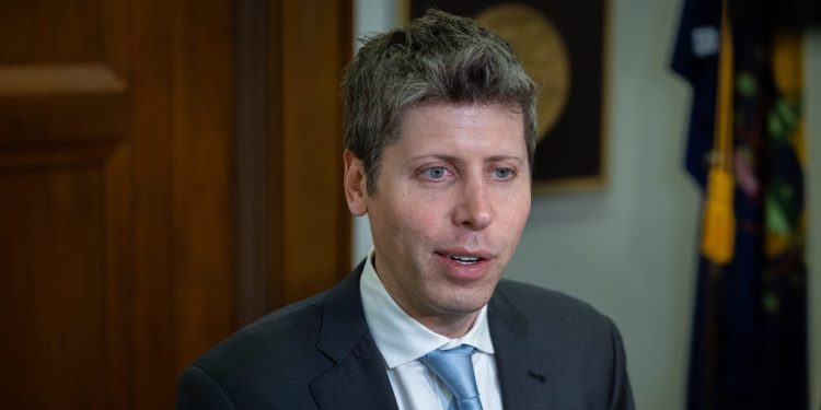 Sam Altman varuje před kontrolou umělé inteligence několika mocnými